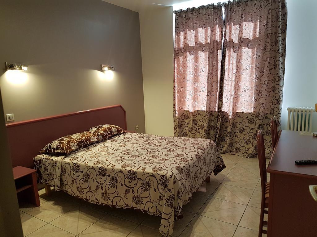 Hotel Coq Hardi Лил Екстериор снимка